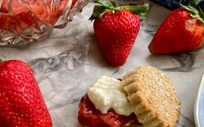 SCONES Y DULCE DE FRUTILLA