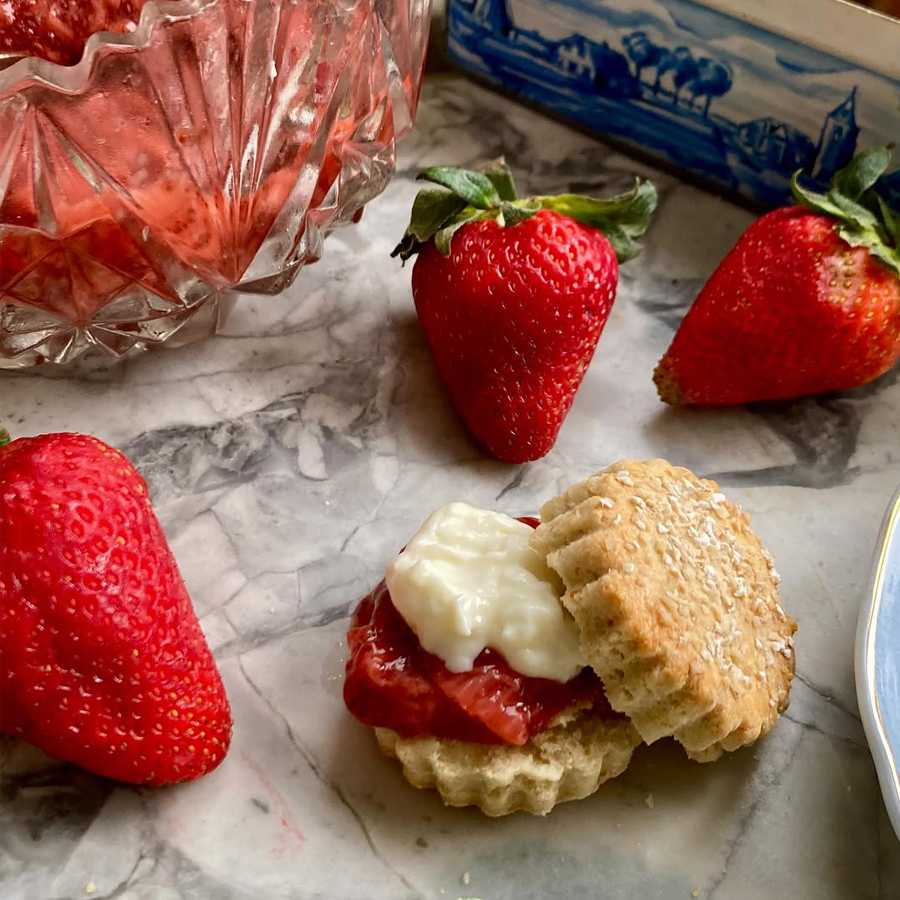 Scones y dulce de frutillas